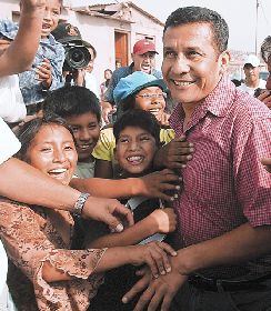 Ollanta Humala en campaña acompañado por seguidores.